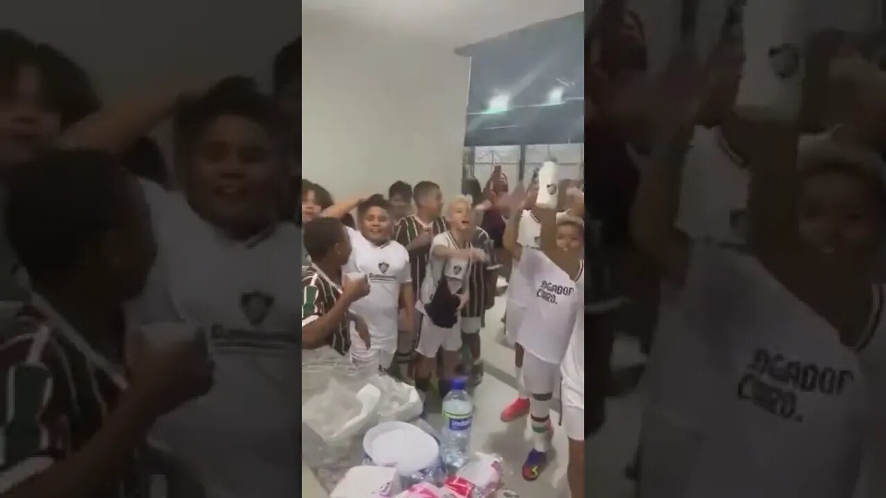 Base do Fluminense cantando música do Flamengo