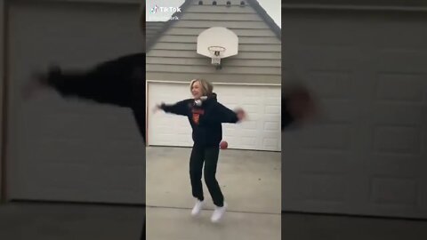 David Dobrik films Taylor hitting a basketball trick shot! 😱