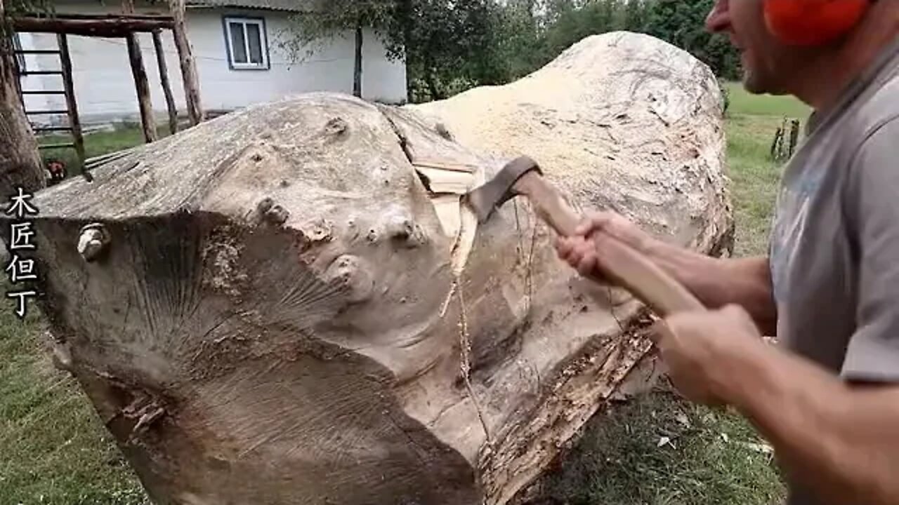 1 small section, 2000 kg of giant wood, it is really beautiful after hand carving!