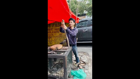 omg 😳 the man was enjoying the snake blood 😮