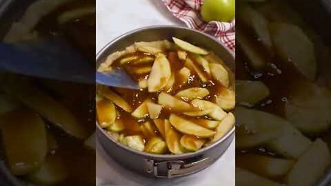 Disneyland COPYCAT Caramel Apple Pie #recipe - Six Sisters' Stuff