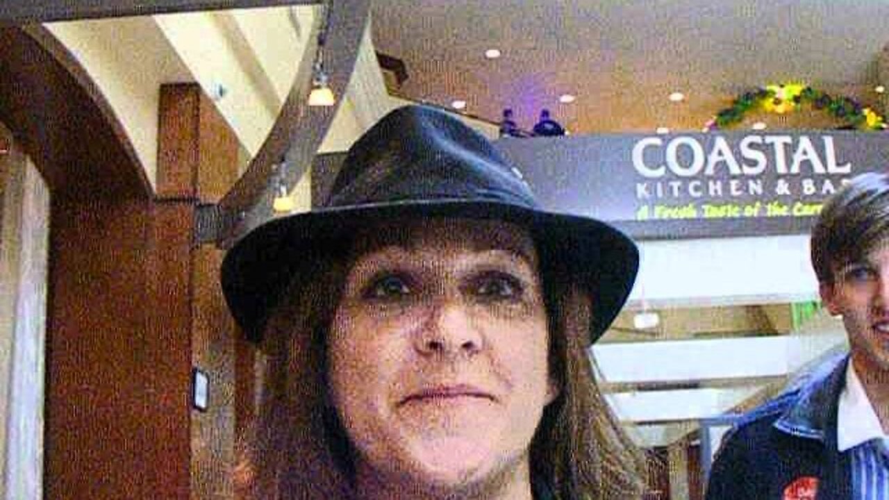 Field guide to Bloggers Tracy Bengston borrows the Fedora.AVI