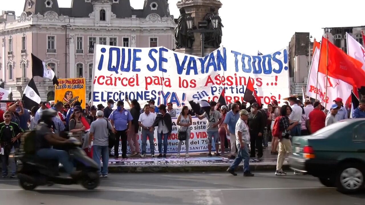 Peruanos recogen firmas para adelanto de elecciones