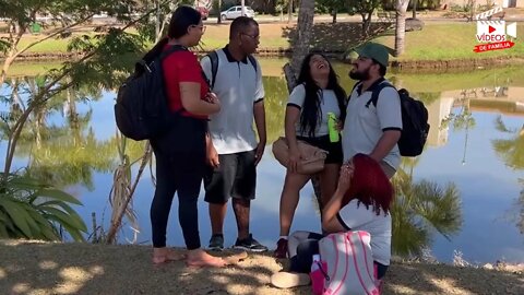 Ele Tinha Vergonha da Namorada e a Humilhava Na Frente Dos Amigos