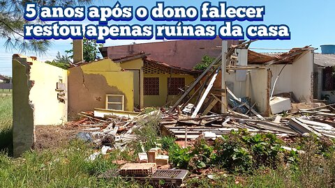 sobrou só ruínas de uma casa abandonada após o dono falecer a uns 5 anos