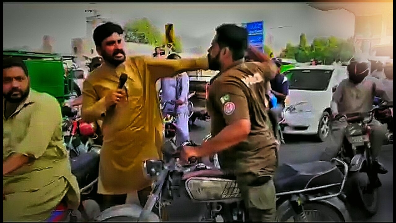 Angry Police Constable to News Reporter Abusing in Public Place Lahore Pakistan