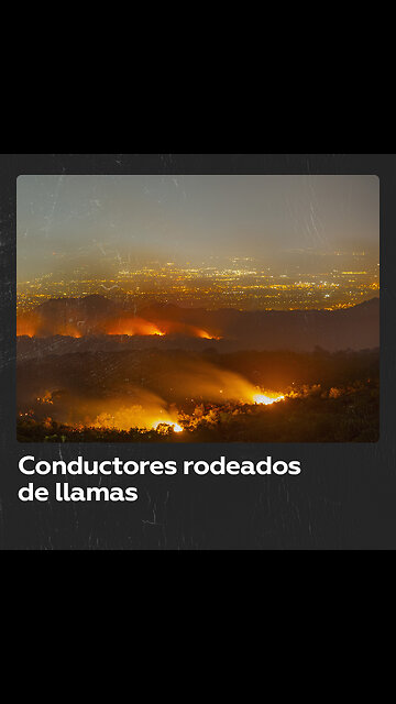 Mujer graba un incendio forestal acercándose a su coche en Sicilia