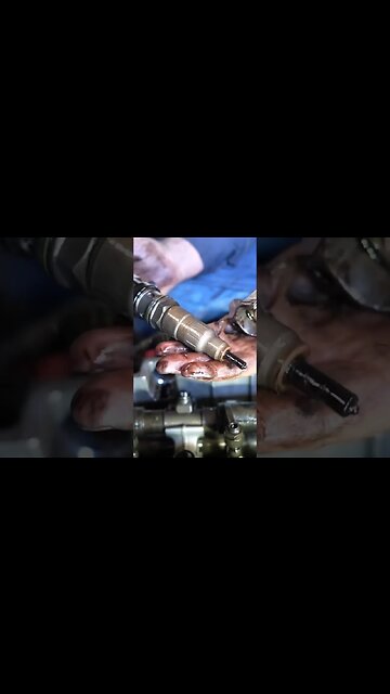 Detroit DD15 Injector Removal #mechanic #detroit #engine#injector #mechaniclife
