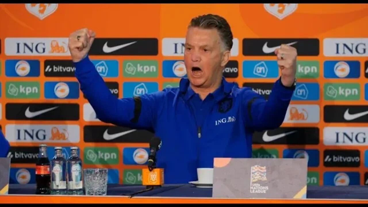 HOERA! Louis van Gaal legt de journalisten uit hoe je iemand moet feliciteren voor zijn verjaardag.