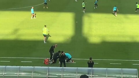 Neymar sentindo o pé direito no treino - 01/06/2022