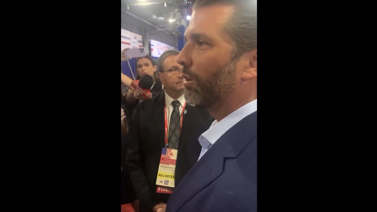 DON TRUMP JR💚🍀🇺🇸BANNED BY FOX NEWS SECURITY🛂⛔️🚷FROM ENTERING THE DEBATE SPIN ROOM🎭🎬🎤💫