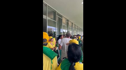 Pessoas gritando.. Não quebra, não quebra