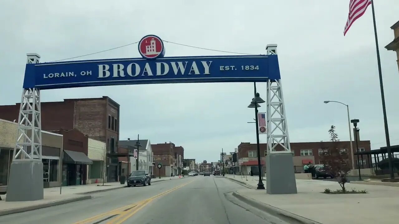 Lorain new Broadway and Lorain signs to Lakeview beach in May 2022 #beach #lorain #loraincounty