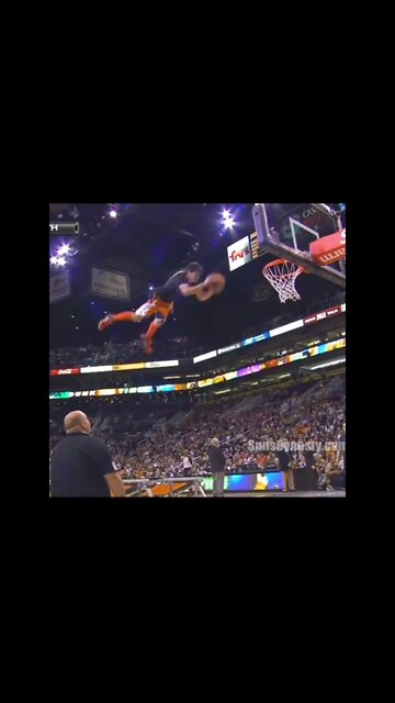 This guy accidentally dunks himself