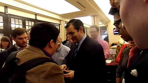 FITN 2015 Ted Cruz signs for the crowd