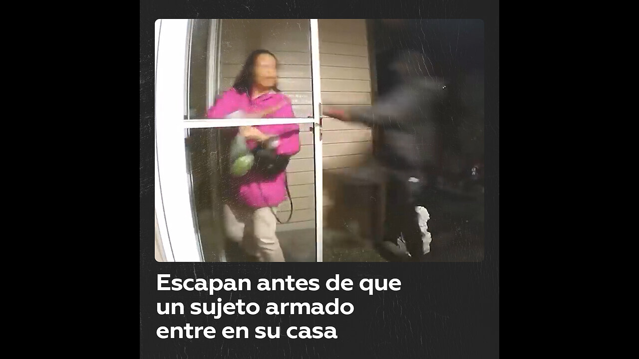 Pareja escapa rĂ¡pidamente de un hombre armado que intenta irrumpir en su casa