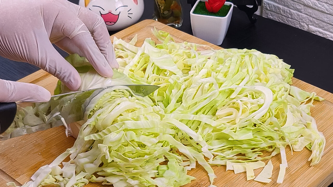 I can't stop eating this cabbage, cucumber and corn salad. So fresh and crunchy!