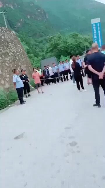 2023年8月22日.四川省金阳县芦稿镇灯厂村，四川路桥公司工地宿舍和工人被洪水冲走事件，中共为了掩盖信息派警察封锁现场，驱赶工人禁止进入场地。