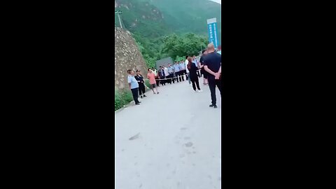 2023年8月22日.四川省金阳县芦稿镇灯厂村，四川路桥公司工地宿舍和工人被洪水冲走事件，中共为了掩盖信息派警察封锁现场，驱赶工人禁止进入场地。