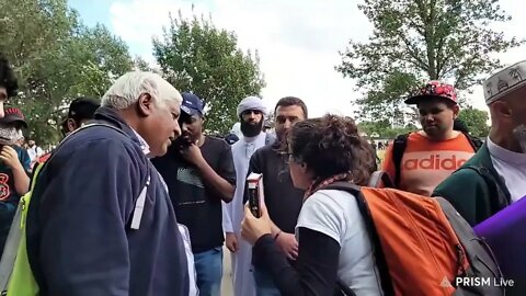 Hatun confronted by muslim man #speakerscorner