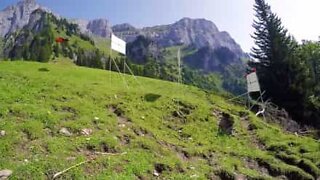 Primeiro salto de BASE jumping com três alvos