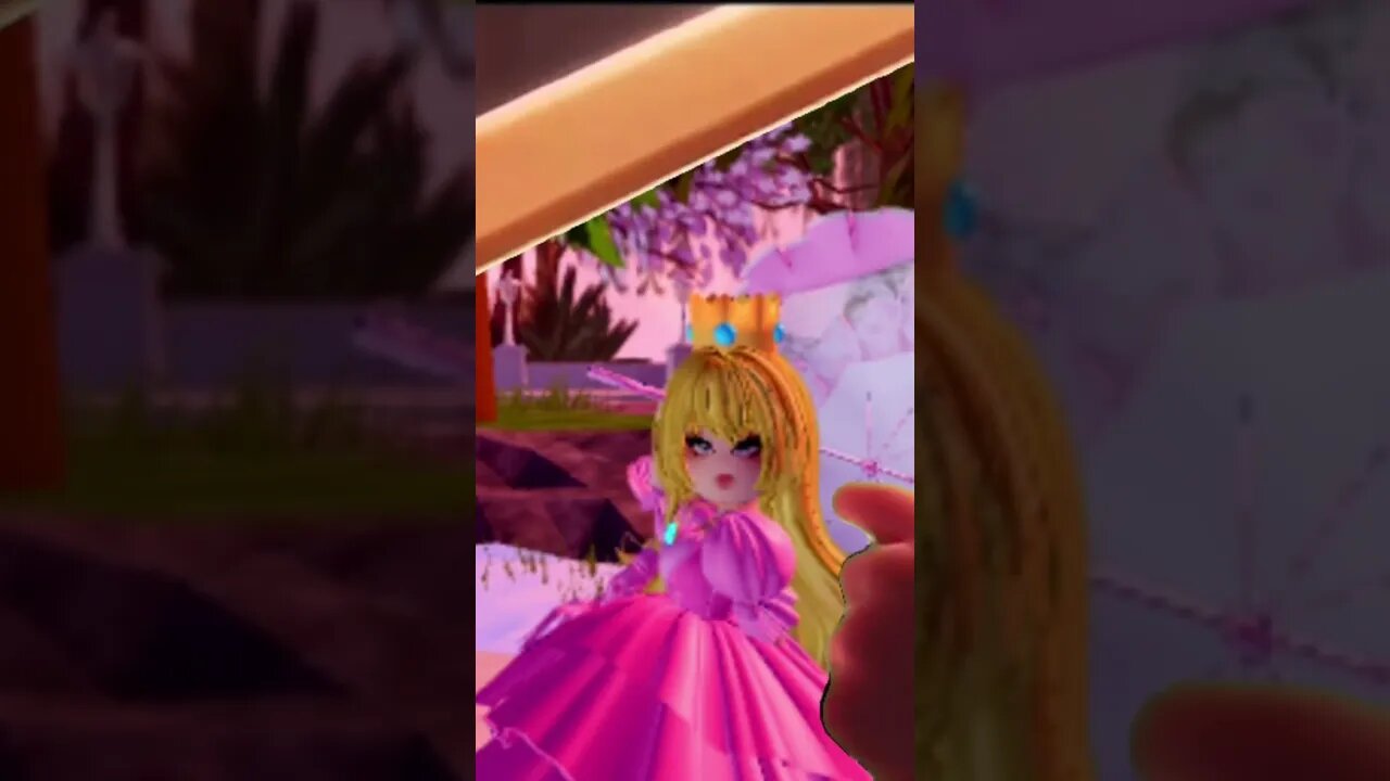 The game glitched… #roblox #royalhigh #robloxplayer #girlygames #foryou #shorts
