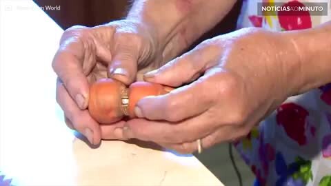 Anel de noivado perdido há 13 anos é encontrado em uma cenoura