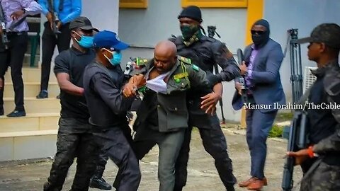 Moment DSS operatives beat up prisons official in scuffle for Emefiele's custody