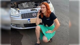 Mulher despreza jovem pela aparência dele.