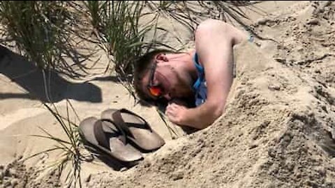 Un homme ivre se fait enterrer dans le sable