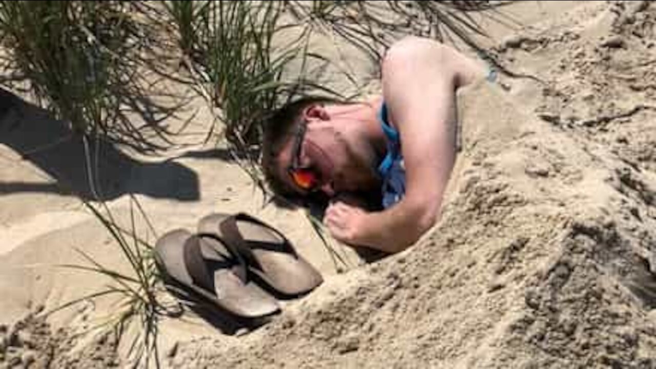 Un homme ivre se fait enterrer dans le sable