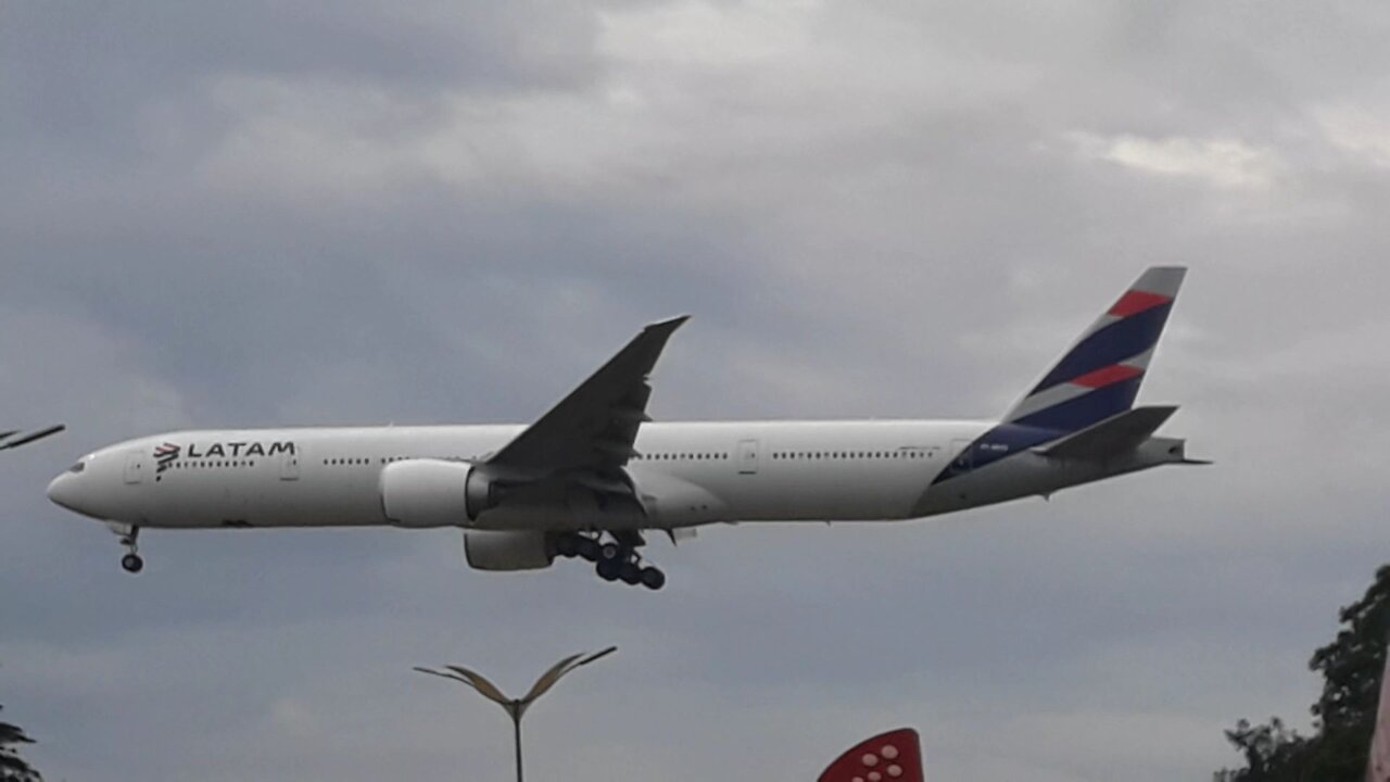 Boeing 777-300ER PT-MUG on final approach before land in Manaus coming from Guarulhos