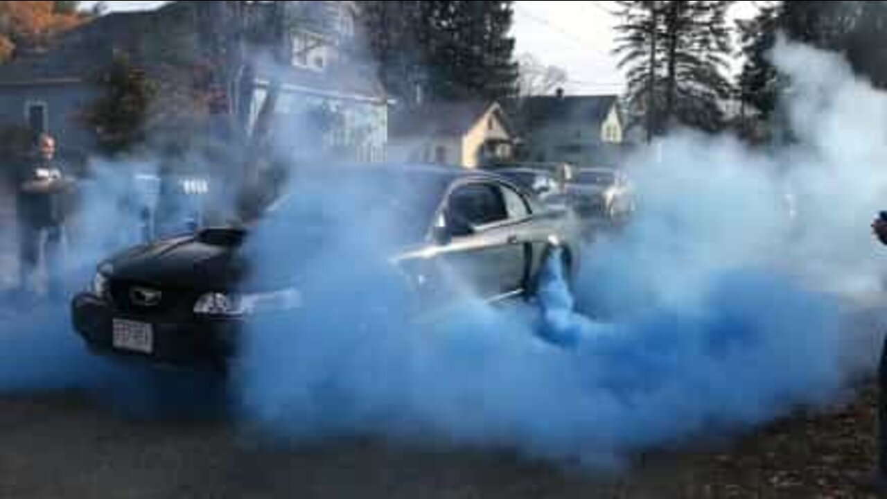 Couple uses Mustang to announce their baby's gender