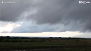 Un homme filme la formation d'une tornade au Kansas