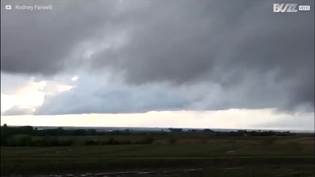 Un homme filme la formation d'une tornade au Kansas