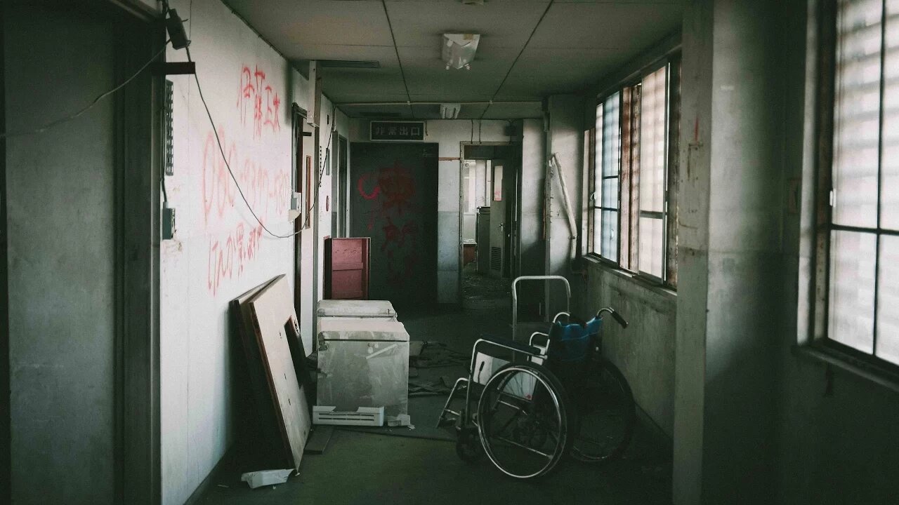 ABANDONED ONLY ASYLUM IN JAPAN - BLOOD, CREEPY DOOR MOVEMENTS | 幽霊