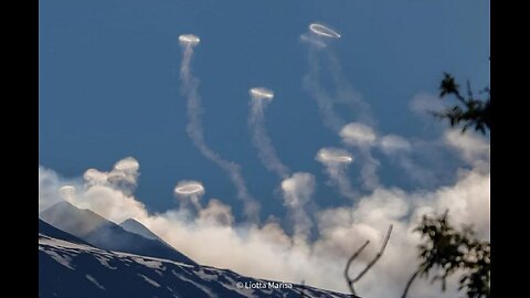 Mount Etna blowing smoke rings. 😱😱😱