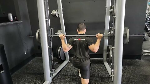 Smith Machine Alternating Reverse Lunges