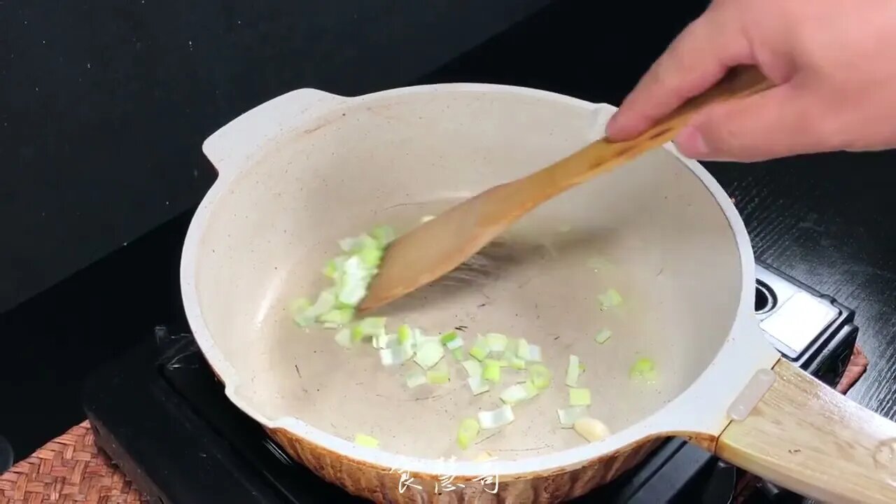 How to eat instant noodles