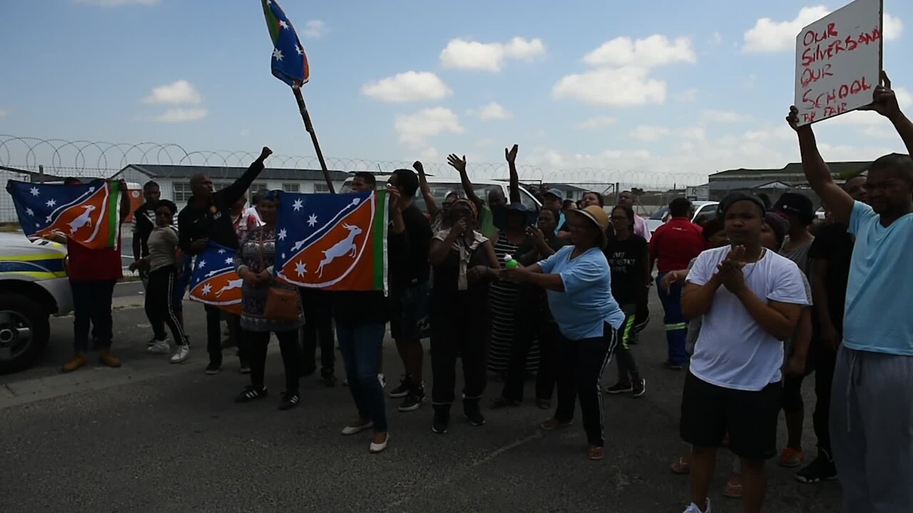 SOUTH AFRICA - Cape Town - Silversands and Mfuleni residents clash over school(Video) (TvM)