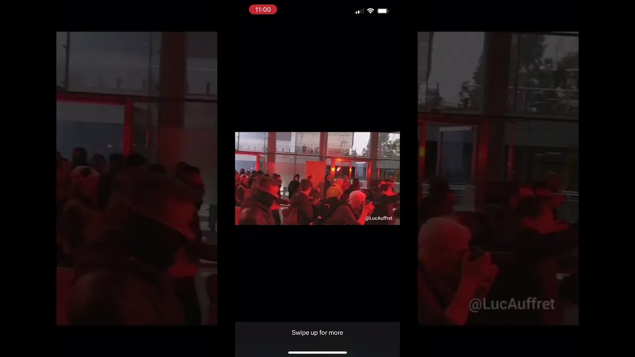 JUST IN: 🇫🇷 Paris Stock Exchange Euronext building taken over by protesters.