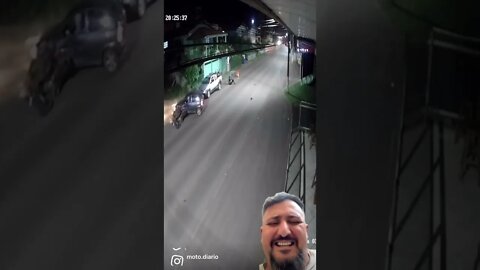 Motoqueiro acertou a carro no meio
