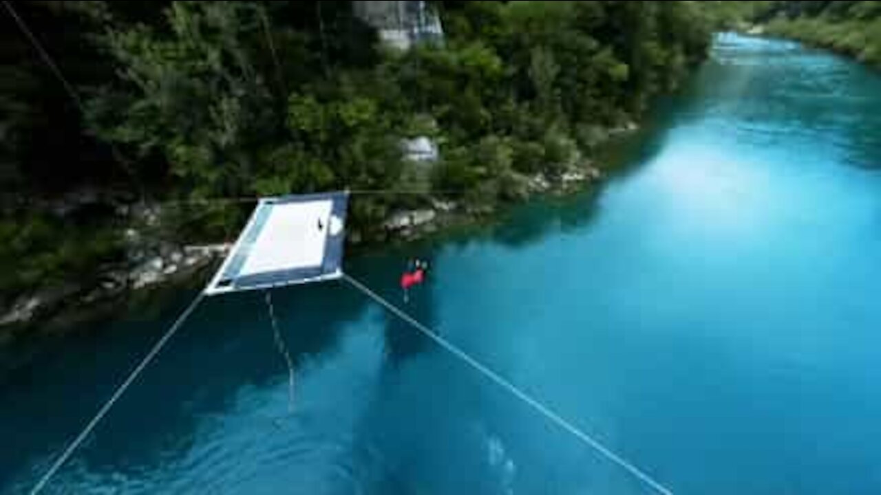 Des acrobates installent un trampoline incroyable au dessus d'une rivière