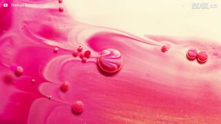 Il créé des mini planètes avec de l'encre