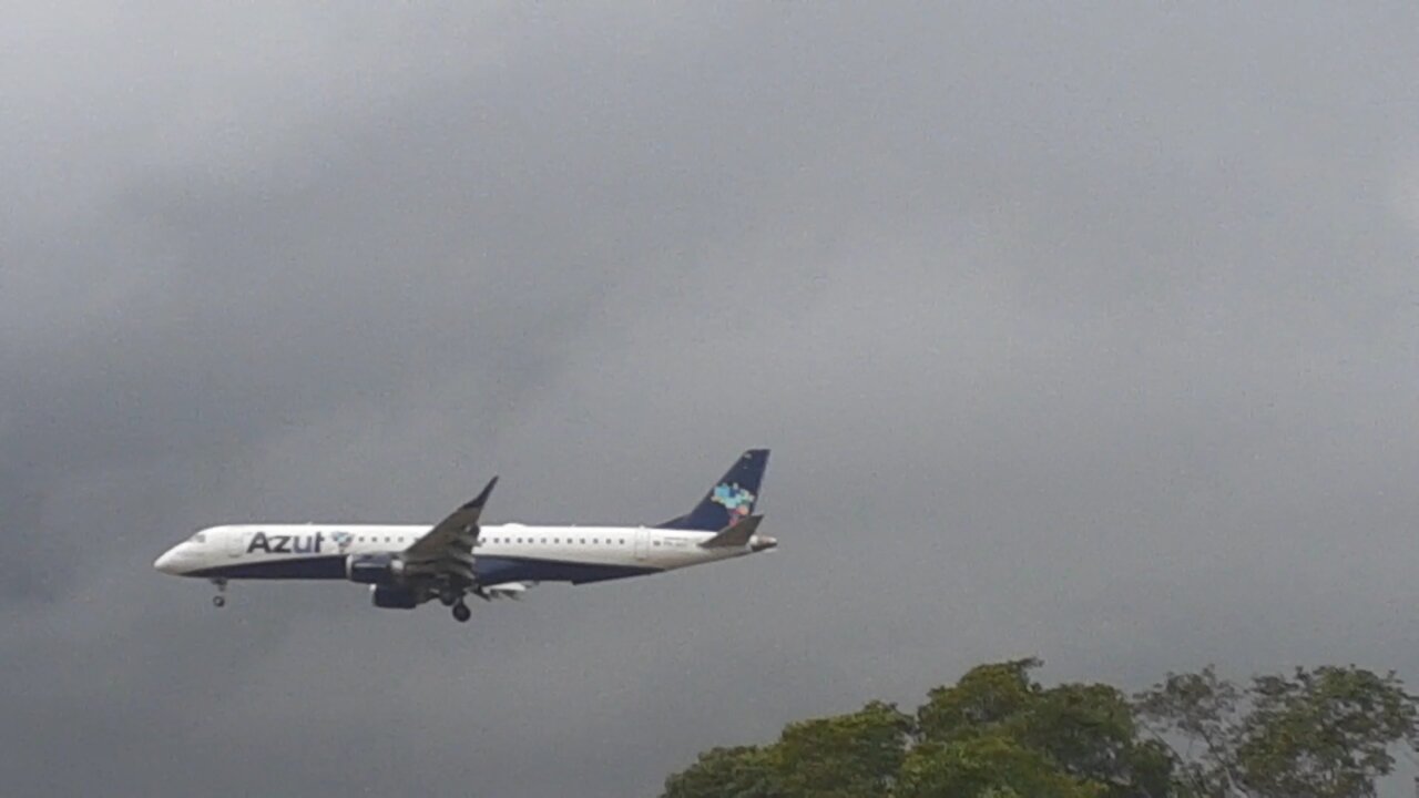 Embraer 195 PR-AJU on final approach coming from Santarém near to land in Manaus