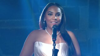 Aunalyse Accompanied by Chris Tirado – Oh Holy Night (Liberty University Christmas Coffeehouse 2021)