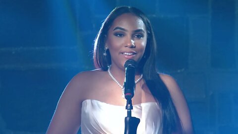 Aunalyse Accompanied by Chris Tirado – Oh Holy Night (Liberty University Christmas Coffeehouse 2021)