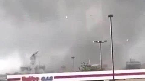 Tornado rips off top of courthouse in Iowa