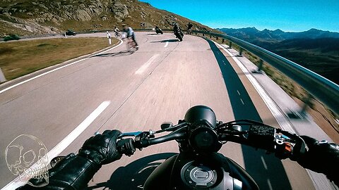 Swiss Alps Motorcycle Bliss: Yamaha XSR700 Group Ride to the Summit