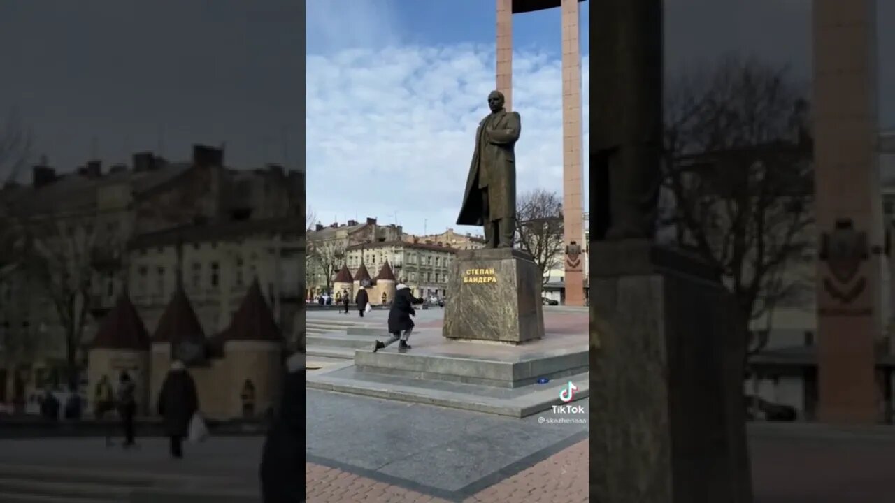 🇺🇦リヴィウにあるステパーン・バンデーラ像の前で 😳